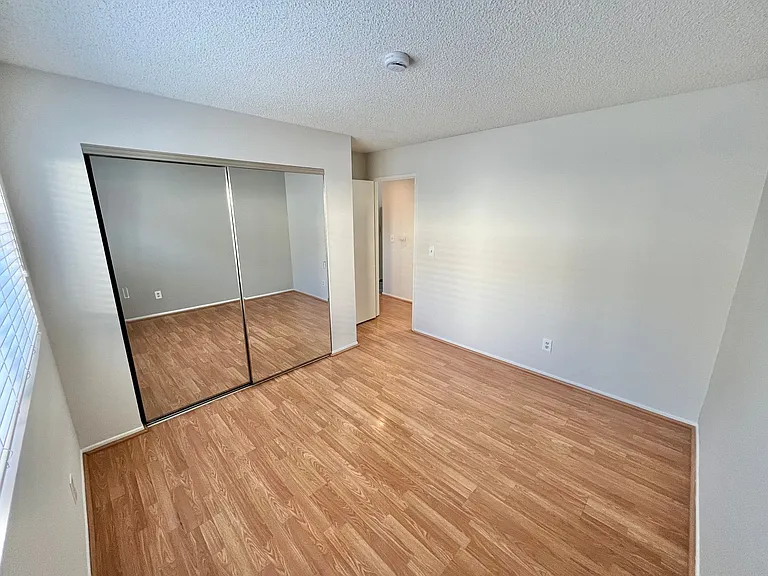 1045 E 3rd St #3 — Photo 16