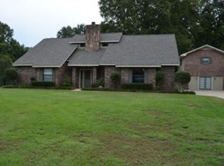 135 Westwood Dr, Vicksburg, MS 39183