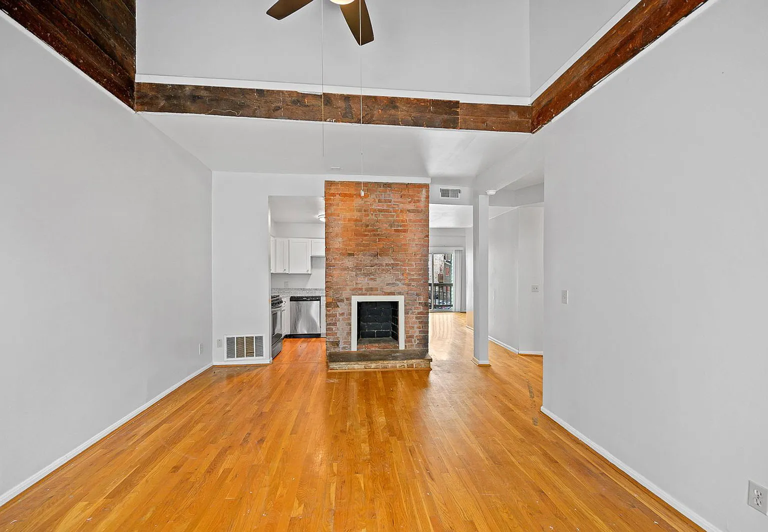 3 bed, 1.0 bath, 1058 sqft, $2,500 — Photo 2