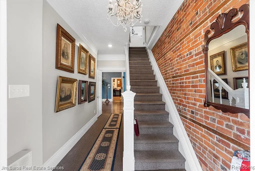 4 bed, 2400 sqft, $2,750 — Photo 2
