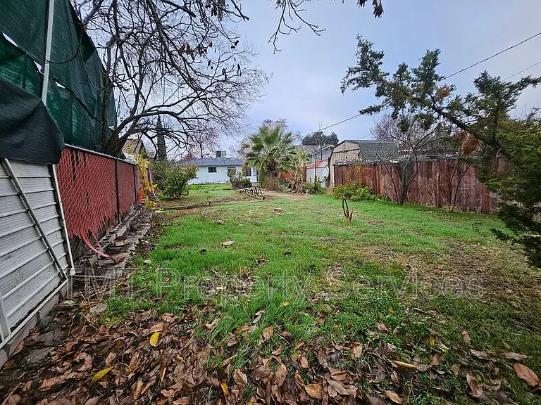 137 W 3rd St — Photo 35