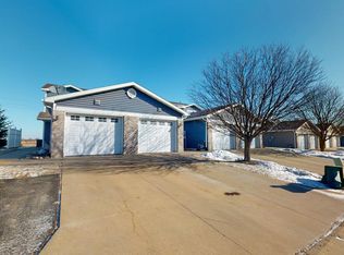 595 Pointe Ct SW, Rochester, MN 55902