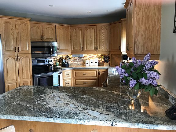 Kitchen w/ NEW Granite