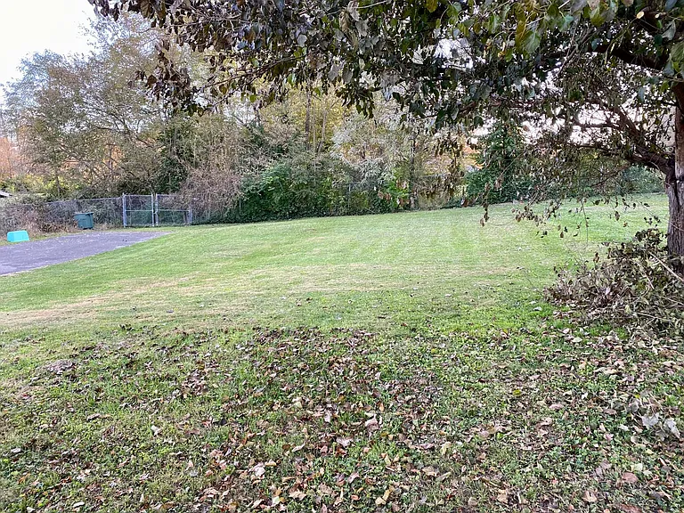 320 Thompson Dr — Photo 7