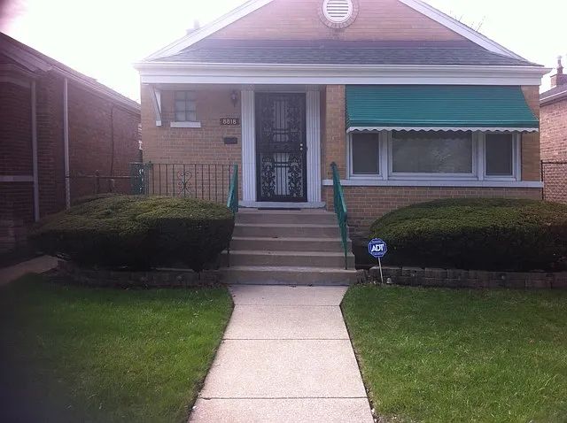 8818 S Jeffery Blvd photo 1