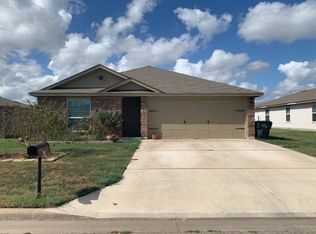 135 Falcon Dr, Luling, TX 78648