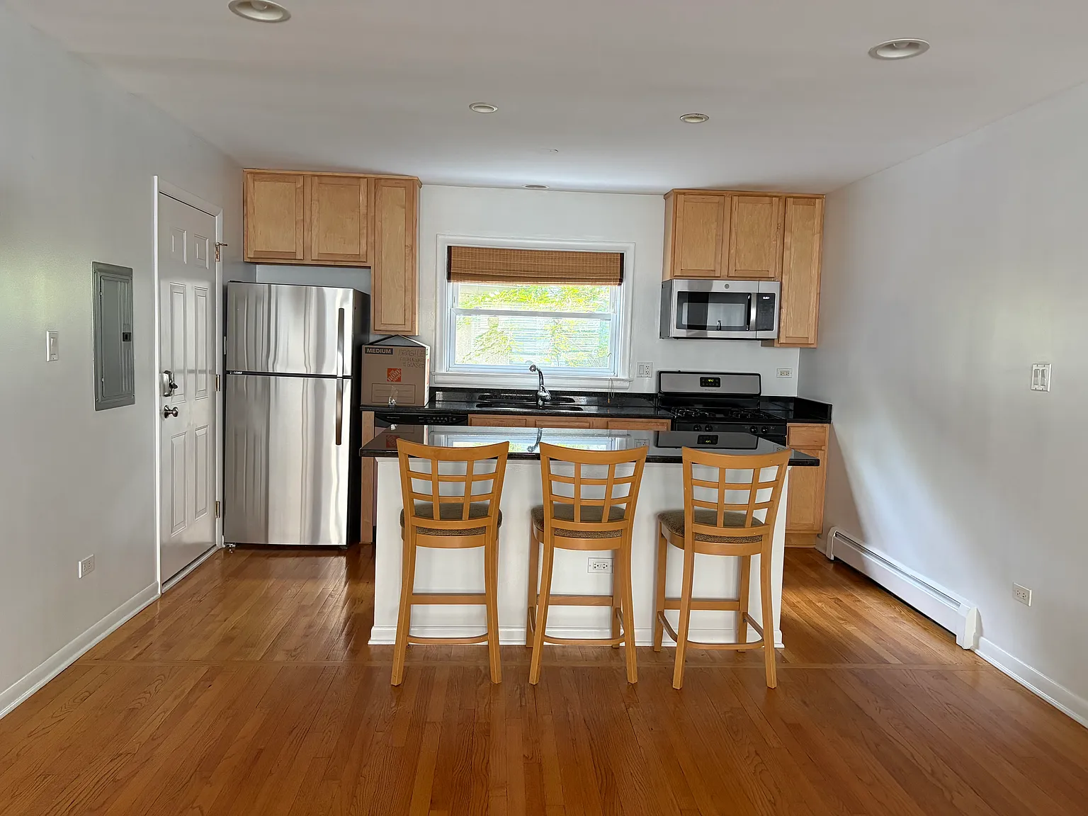 2 bed, 750 sqft, $2,750 — Photo 1