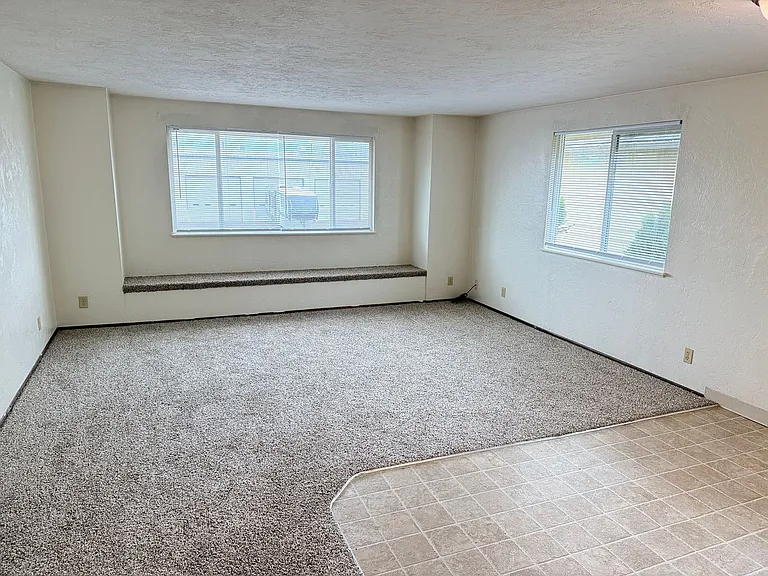 165 SW Kalmia St. — Photo 5