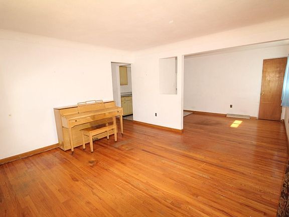3rd image of 9942 Clyde Ave