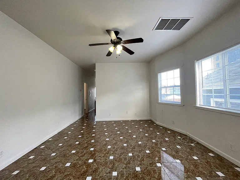 682 W Macarthur Blvd — Photo 2