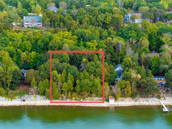 5215 Edgewater Beach Rd, Green Bay, WI 54311