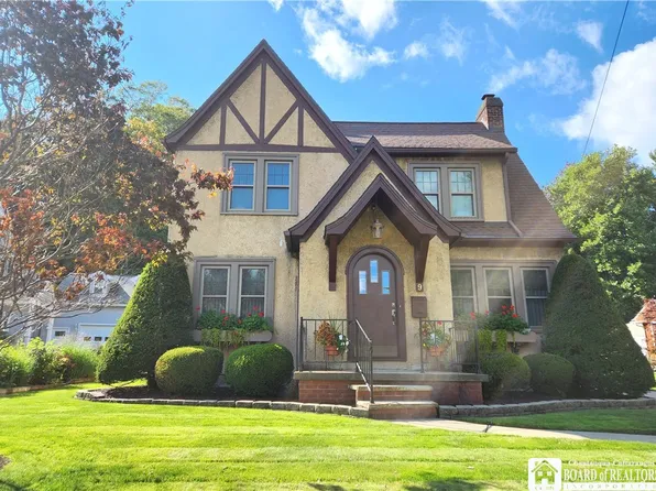 9 Parkway Ave, Silver Creek, NY 14136