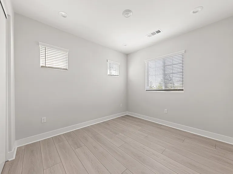 585 Patten Ave — Photo 33