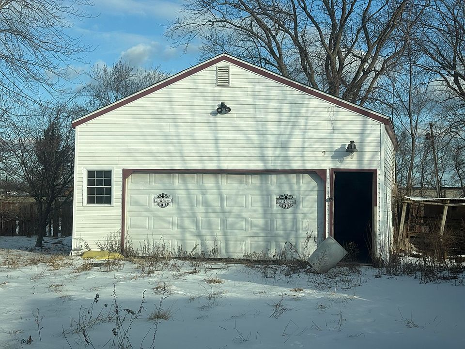 2nd image of 215 Larkspur Ln