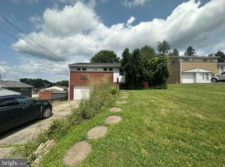 550 Colonial Manor Rd, Irwin, PA 15642