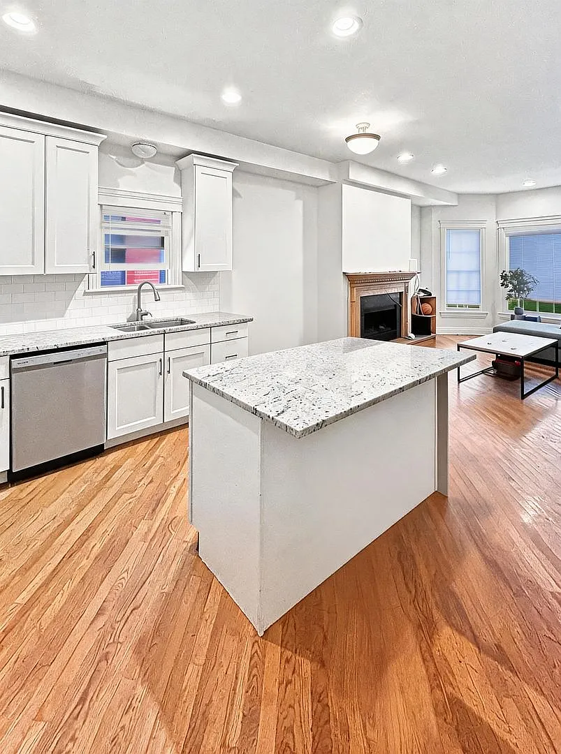 Large, Bright, and Spacious 5bd/3ba Duplex in Lincoln Park! — Photo 1