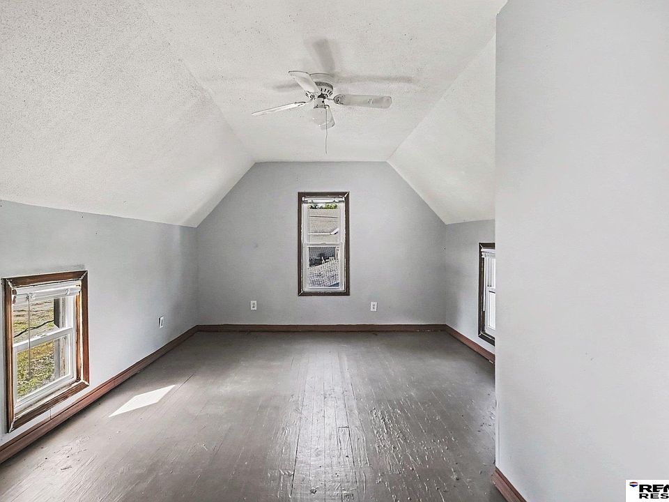 19th image of 825 N Walnut St