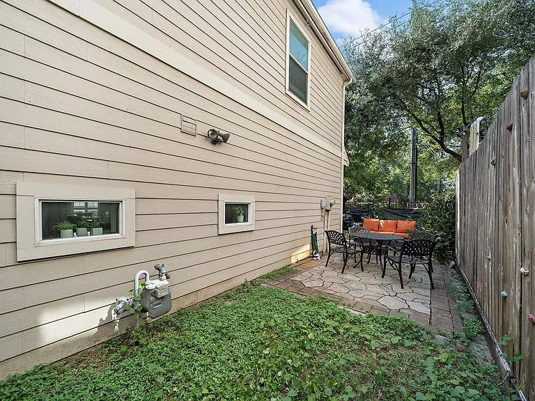 2915 Chenevert St — Photo 13