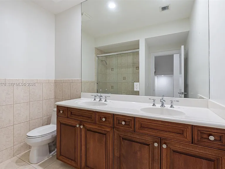 1772 NE 9th St #7 — Photo 17