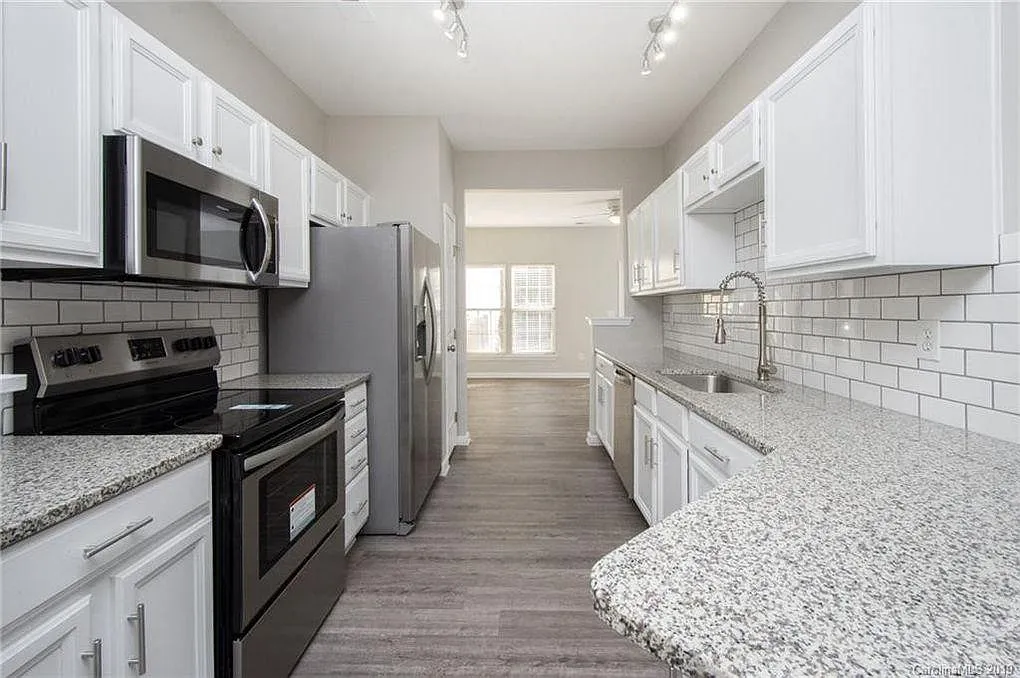 2 bed, 2.5 bath, 1482 sqft, $2,100 — Photo 2