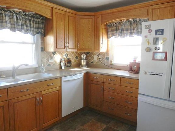 Neat & clean kitchen includes major appliances