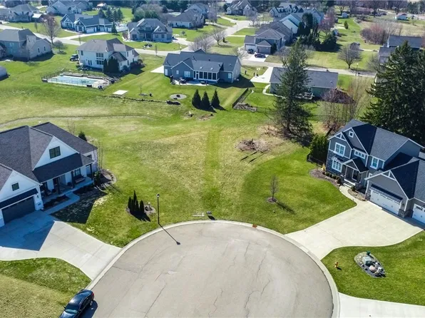 5746 Shadow Ridge Cir NW, North Canton, OH 44720