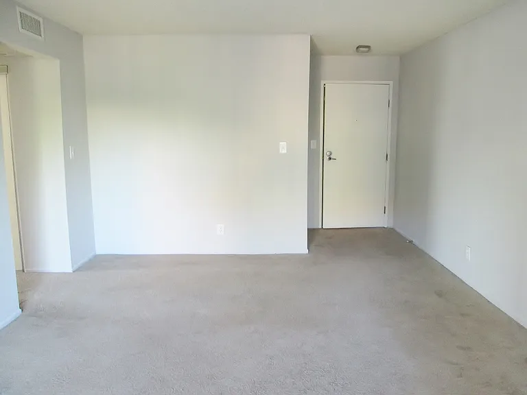 Lido Apartments - 3745 Glendon Ave — Photo 17