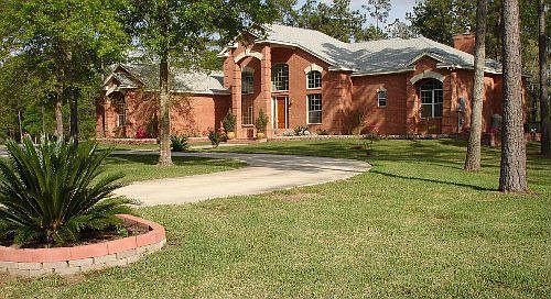 All Brick single level w/ circular drive