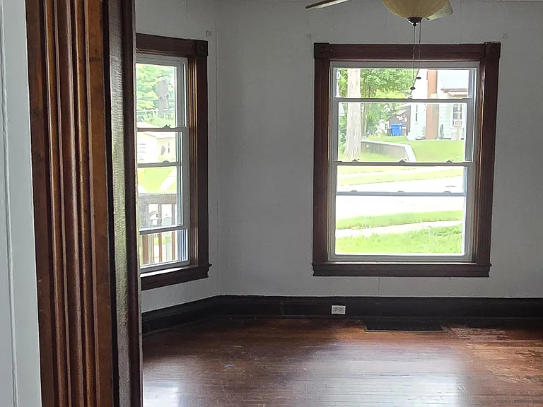 214 E Bremer St — Photo 5