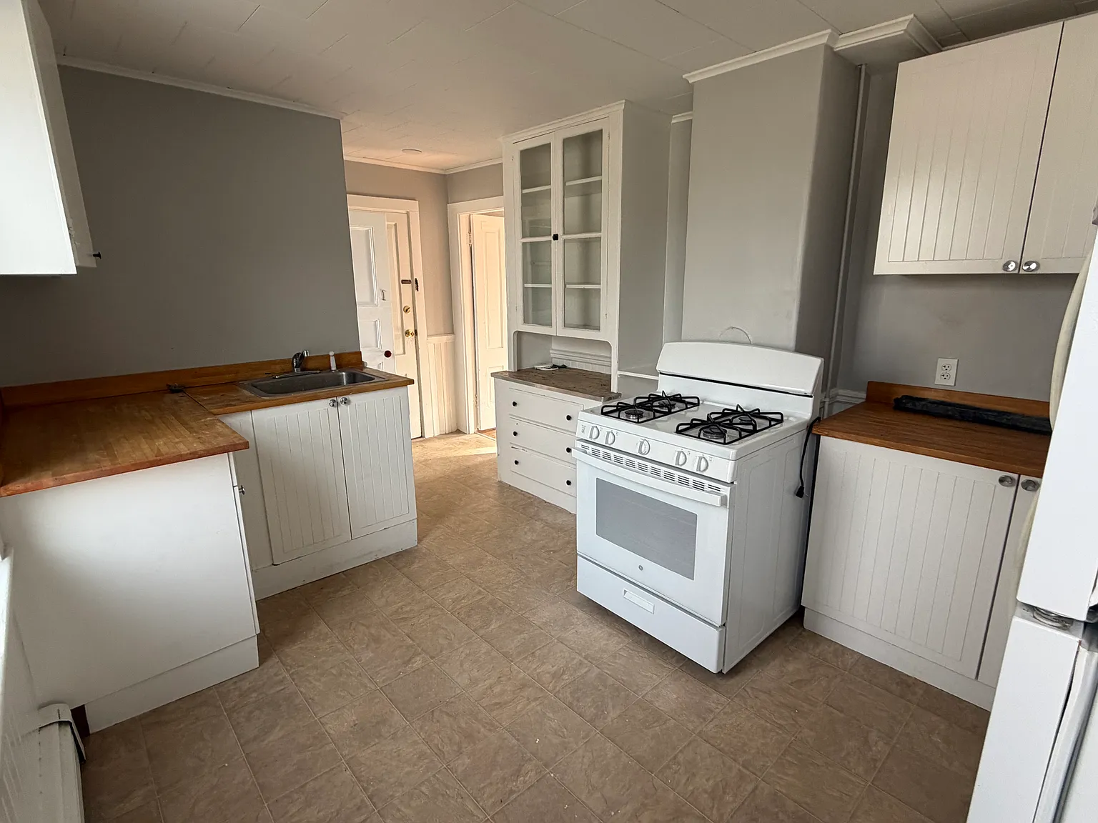 2 bed, 800 sqft, $2,200 — Photo 3