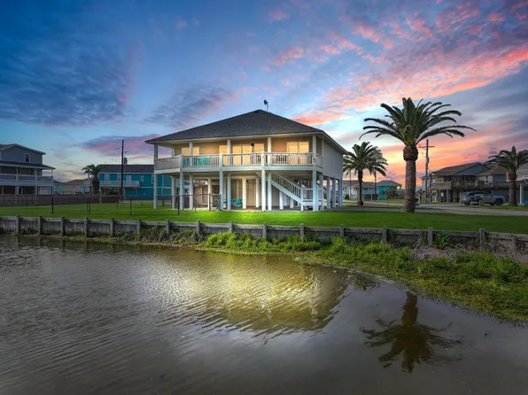 2946 Laguna Dr, Crystal Beach, TX 77650