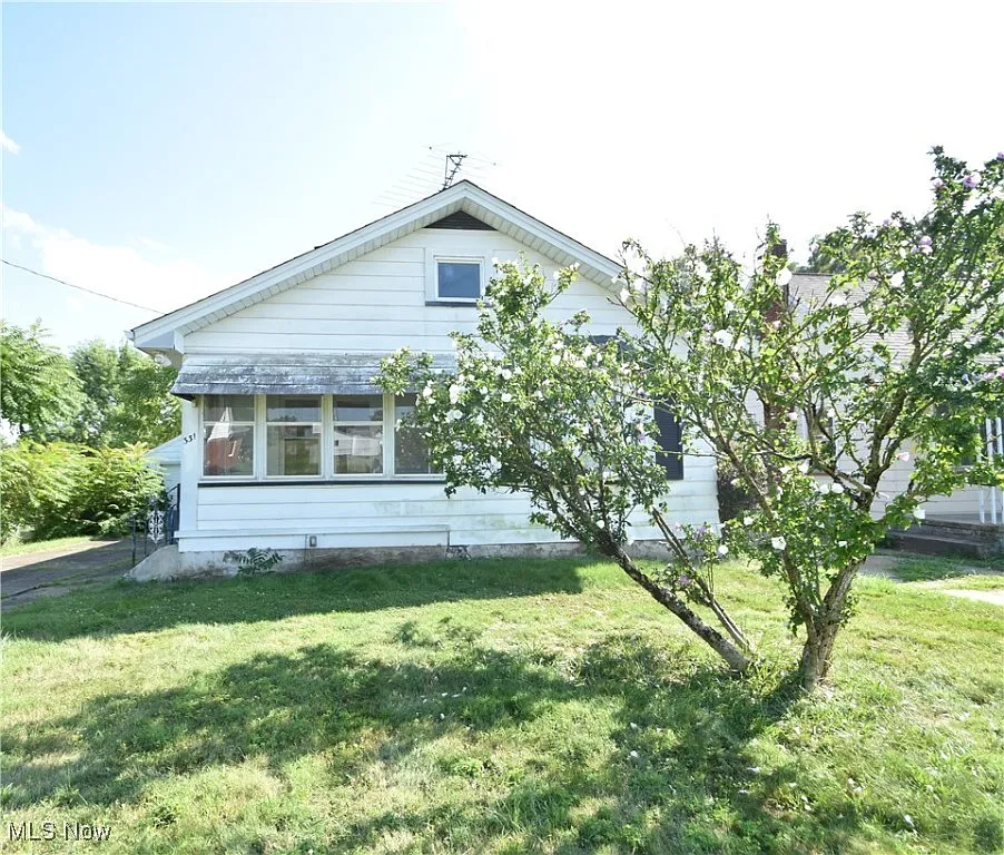 331 Sanderson Ave photo 1
