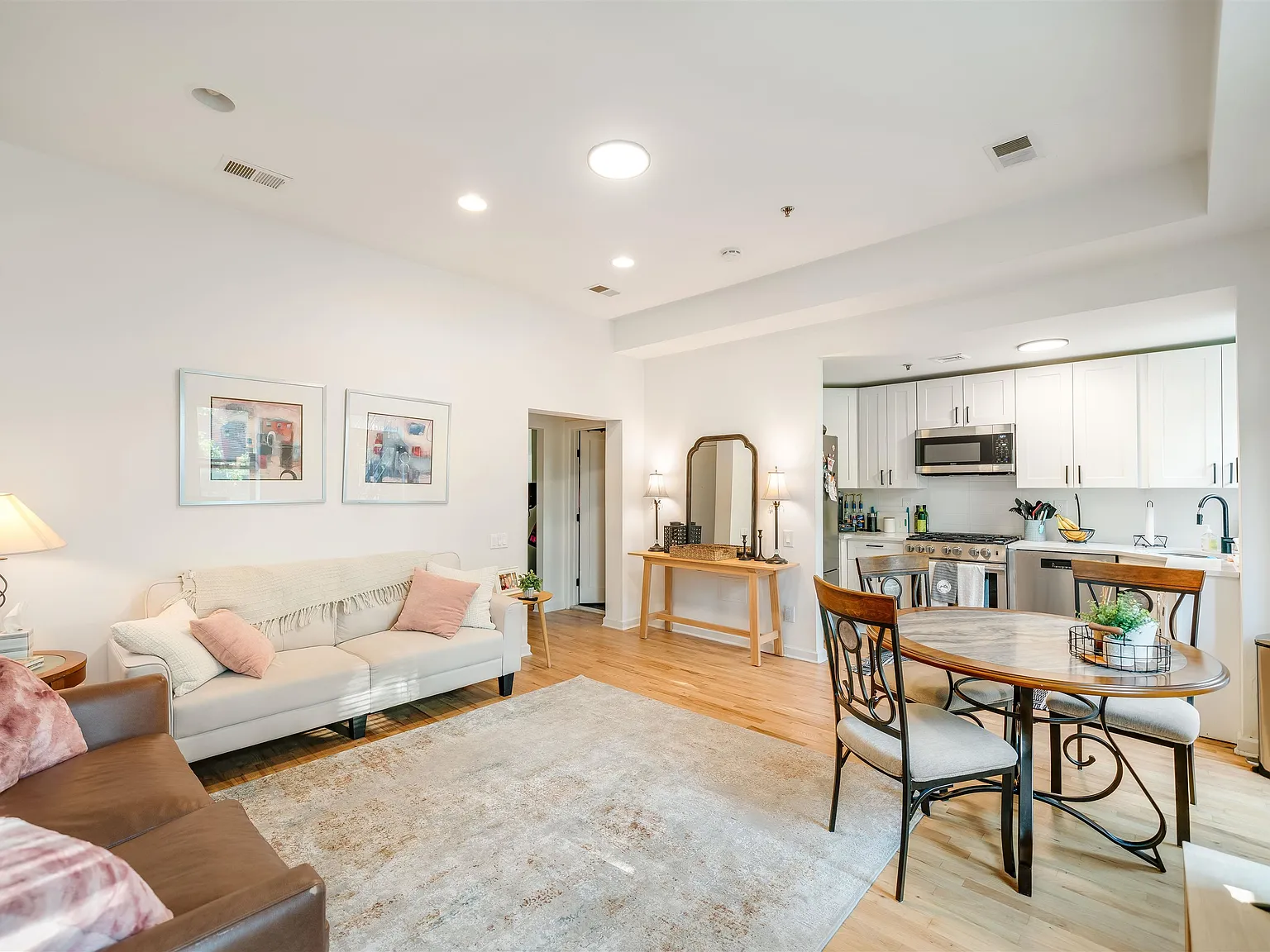 2 bed, 1.0 bath, 1100 sqft, $4,875 — Photo 3