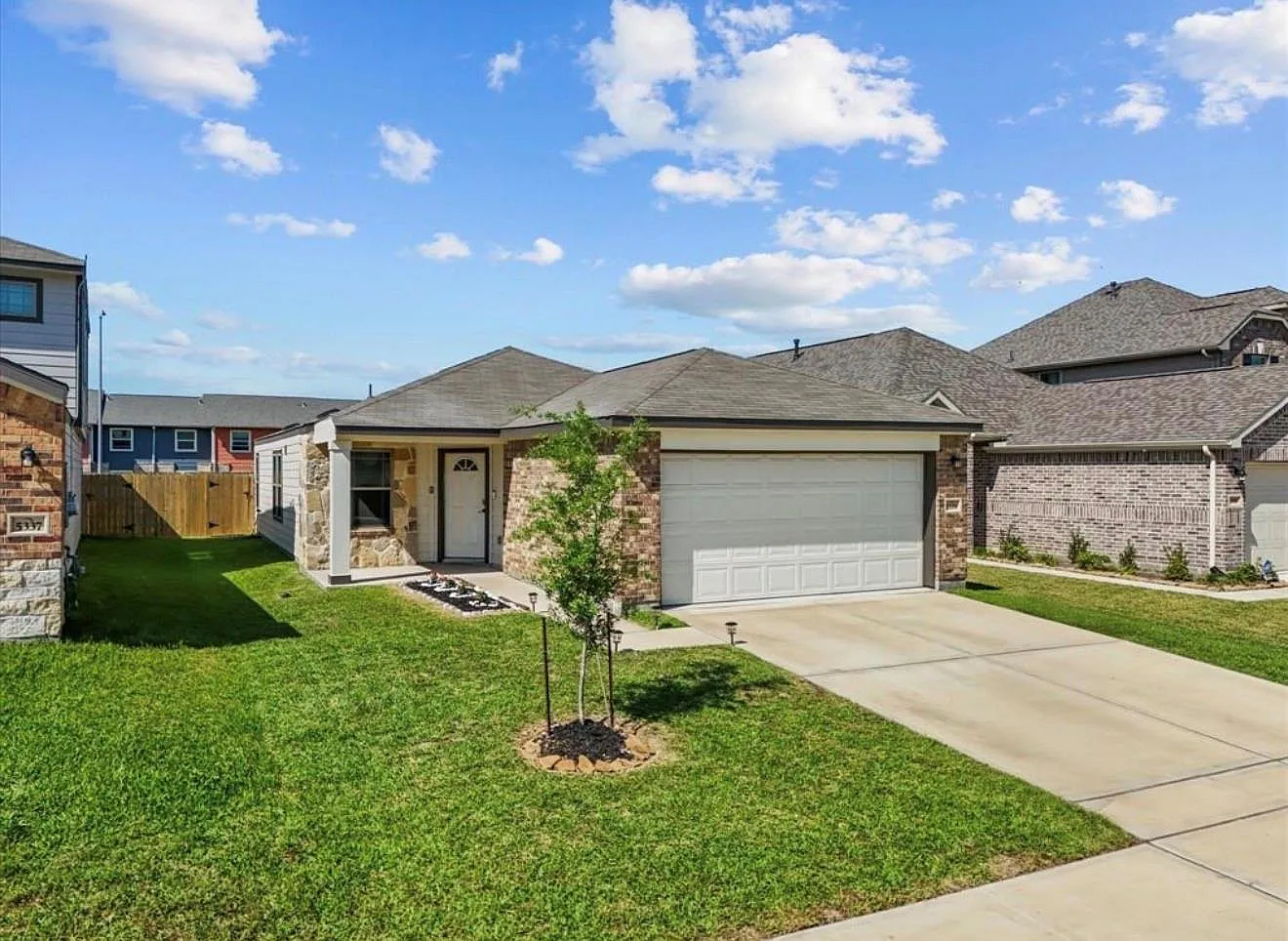 3 bed, 2.0 bath, 1401 sqft, $2,100 — Photo 1