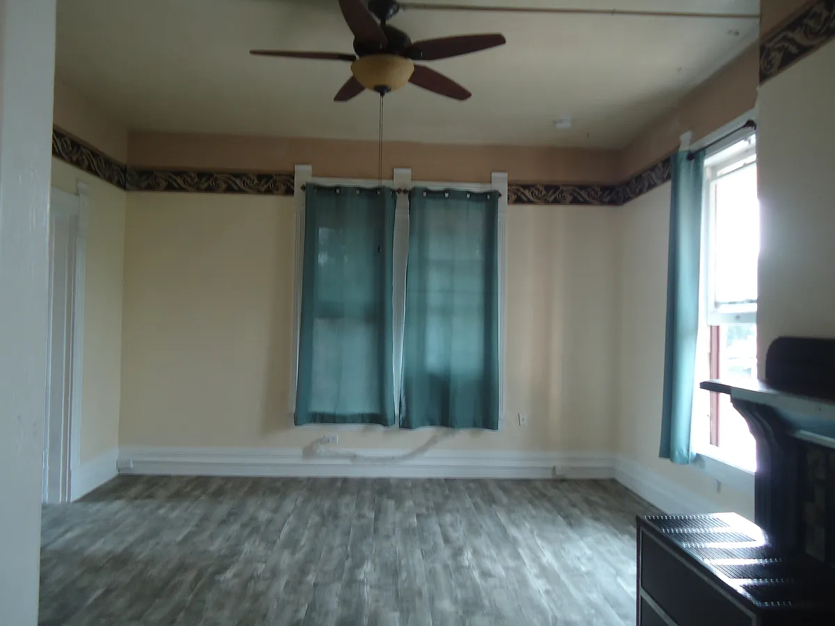 Building Photo - 812 N Van Buren St #4
