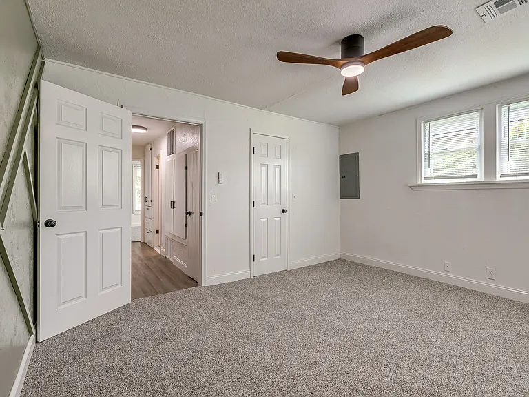 208 E Carson St — Photo 25