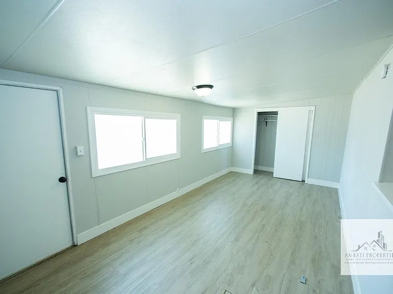 1136 E Griffith Way — Photo 6