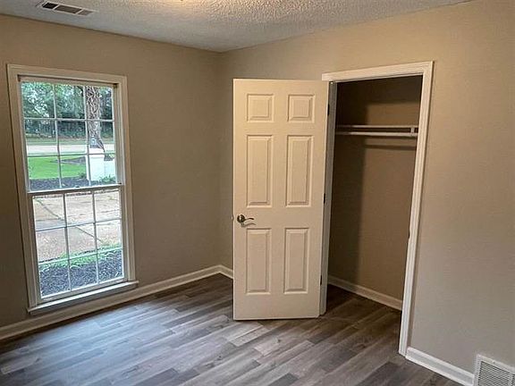 5th image of 3945 Windyke Dr