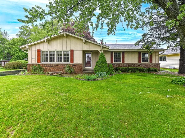 1873 Thomas DRIVE, East Troy, WI 53120