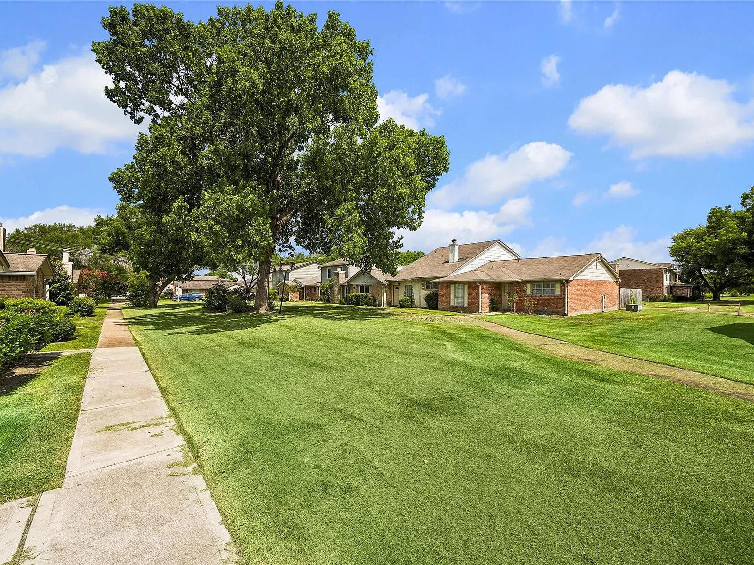 3 bed, 2.0 bath, 1269 sqft, $1,650 — Photo 2