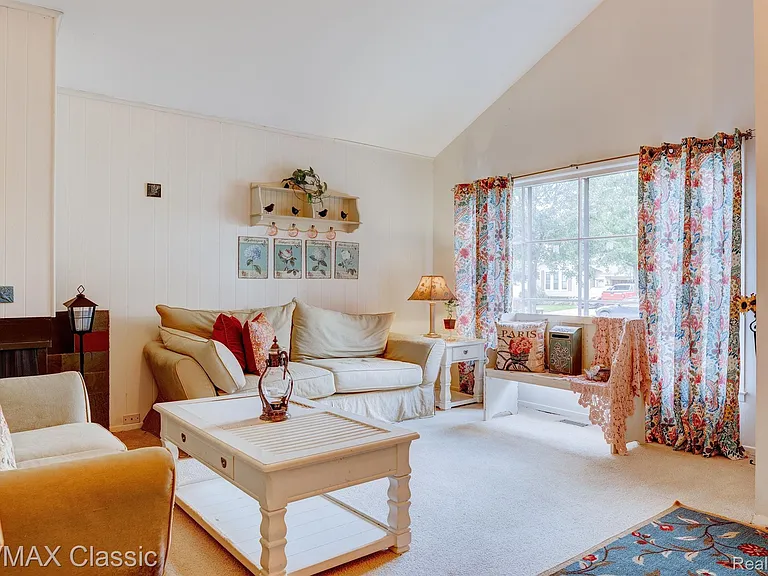 24323 Pinecrest St — Photo 4