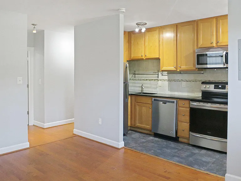 1815 A St SE #101 — Photo 8