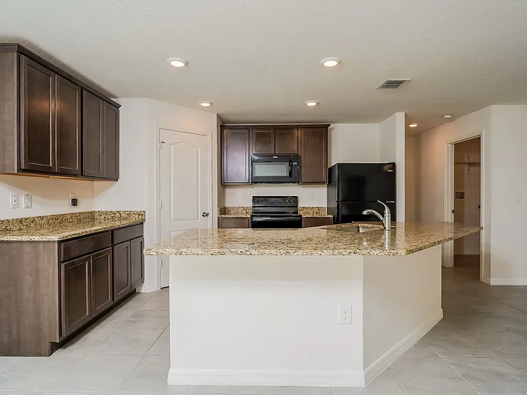 1167 Walden Blvd SE — Photo 4