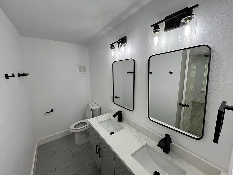 1323 Claude St — Photo 12