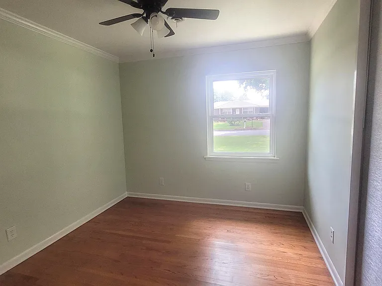 2021 Greenbrier Rd — Photo 8