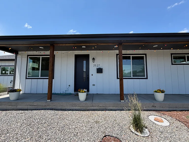 2527 W Wesley Ave — Photo 1