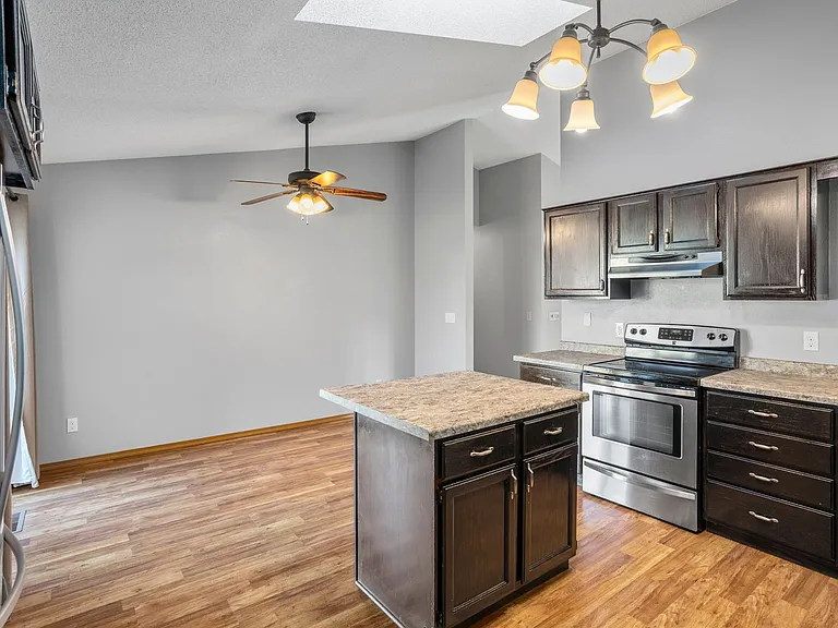 1324 Bluebird Ct — Photo 7