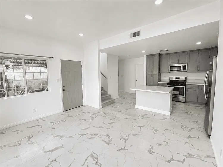 2 bed, 964 sqft, $3,350 — Photo 4