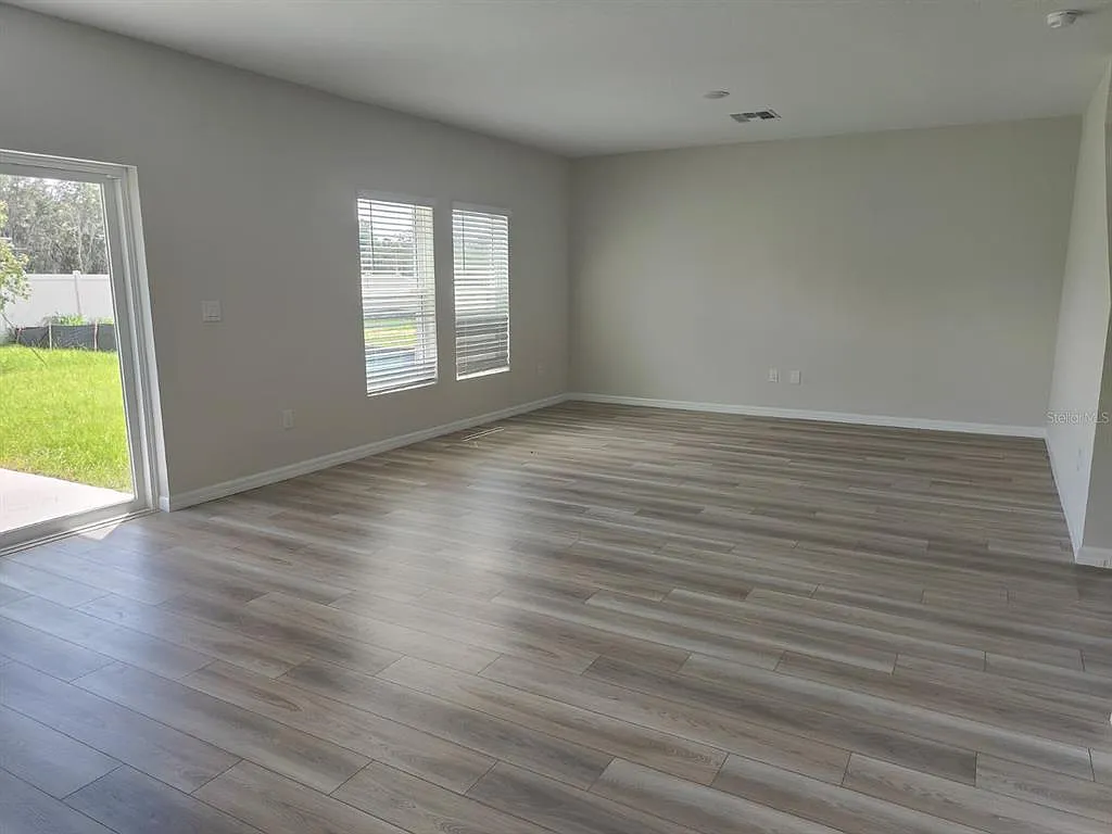 5 bed, 3.0 bath, 2589 sqft, $2,995 — Photo 4
