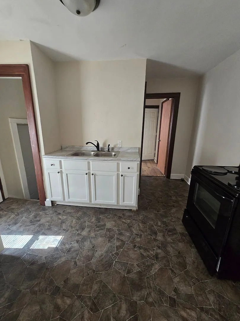 Spacious One Bedroom Duplex Near E. Michigan and Emerson — Photo 4